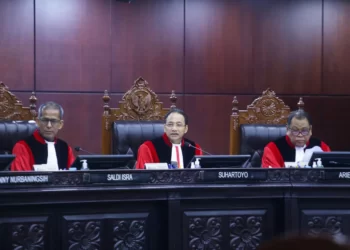 Ketua MK Tegur Ketua KPU dan Ketua Bawaslu RI yang Tidur saat Sidang Sengketa Pilpres