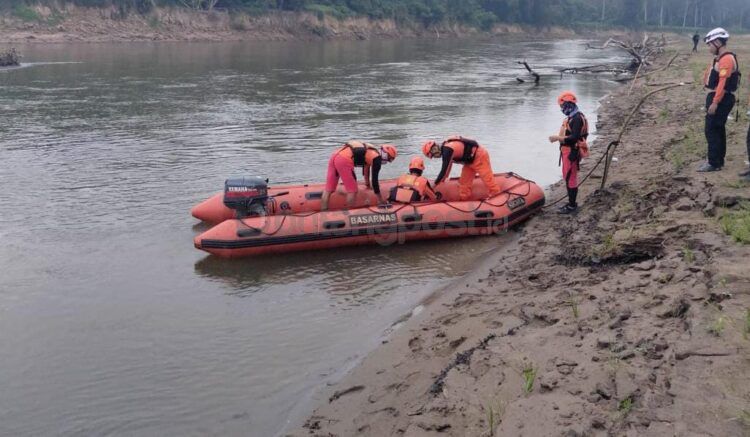 Tim SAR masih melakukan pencarian terhadap korban hilang di Sungai Telen, Kutim