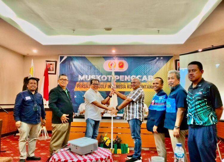 Wahyuda Prakasa (baju putih) resmi dipilih secara aklamasi menjadi ketua umum PGI Kota Bontang