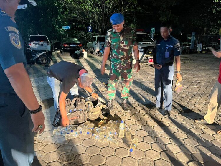 Puluhan botol miras yang diduga dibawa penumpang kapal disita