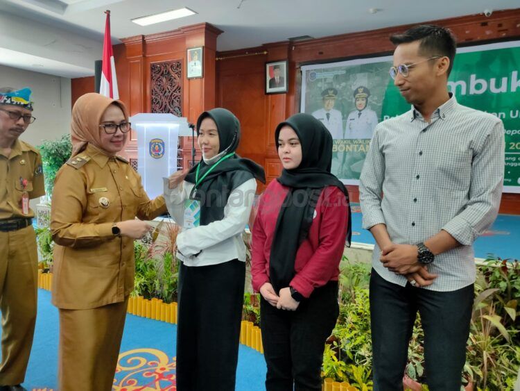 Wakil Wali Kota Bontang Najirah saat menyematkan tanda peserta pelatihan