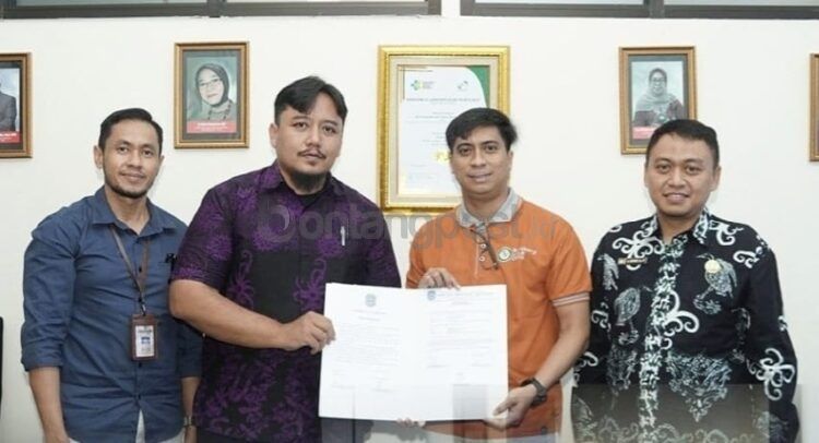 Wadir Administrasi Umum dan Keuangan Viki Rizki Riadis (kanan)&Kabag Umum dan SDM RSUD Taman Husada Bontang Andiga Mufti Kusumawardhani saat menerima secara simbolis jabatan baru.