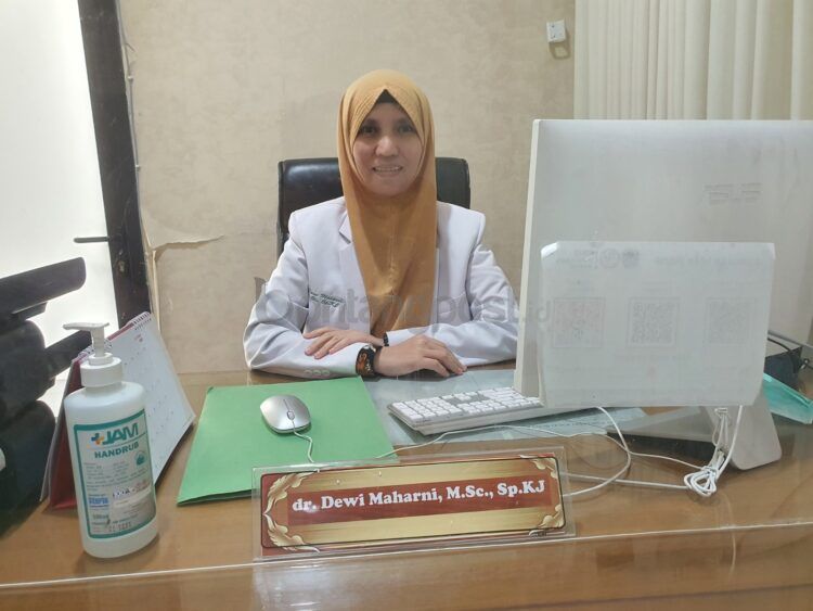 Dokter Spesialis Kedokteran Jiwa RSUD Taman Husada Bontang dr Dewi Maharni, Sp.KJ saat ditemui di Klinik Jiwa.