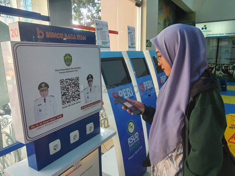 Salah satu pengunjung mengakses layanan, di anjungan Buncu Baca Etam, Lobi RSUD Taman Husada Bontang.