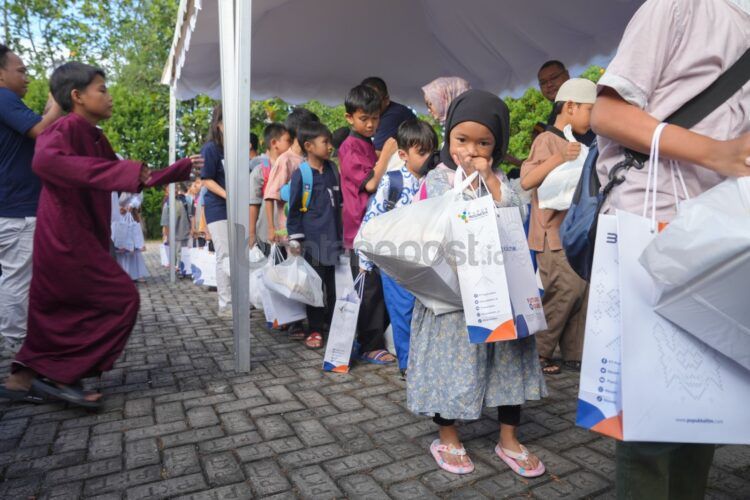 Pupuk Kaltim berbagi sembako ke panti asuhan dan panti jompo di Bontang