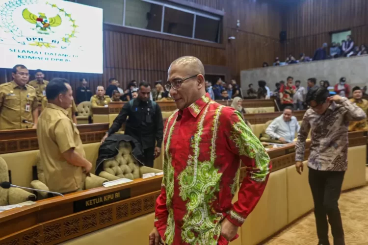 Ketua KPU Hasyim Asyari saat mengikuti rapat kerja bersama komisi 2 DPR RI di Kompeks Parlemen, Jakarta, Senin (25/3/2024). (MIFTAHUL HAYAT/ JAWA POS)