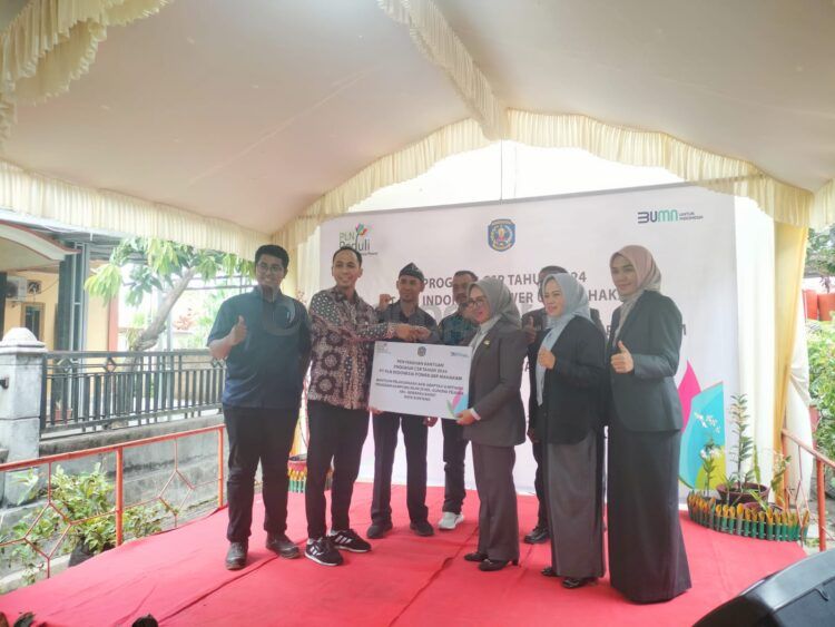 Penyerahan bantuan CSR pelaksanaan aksi adaptasi dan mitigasi program kampung iklim (Jelita/bontangpost.id)