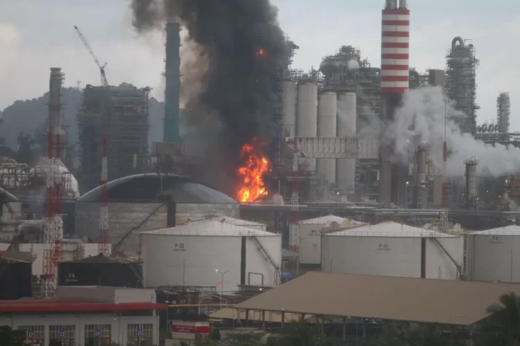 Ilustrasi kawasan Kilang Pertamina Balikpapan yang terbakar pada Sabtu (25/5).