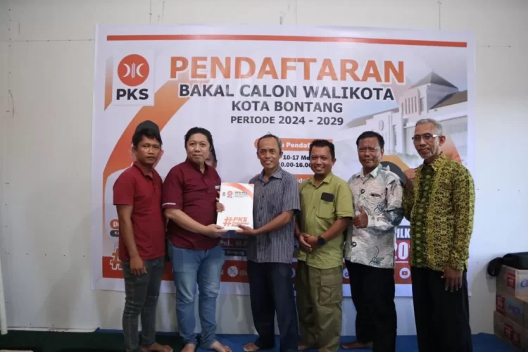 Salah satu bakal calon yang datang ke Sekretariat PKS Bontang untuk mengambil formulir pendaftaran untuk maju dalam pilkada yang digelar November nanti.