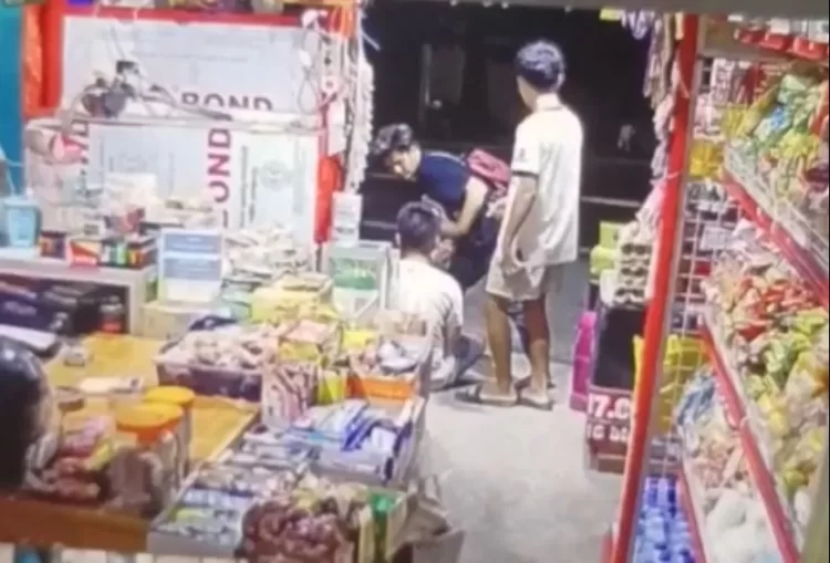 Rekaman CCTV menunjukkan korban saat dianiaya oleh orang tidak dikenal (kaos hitam)