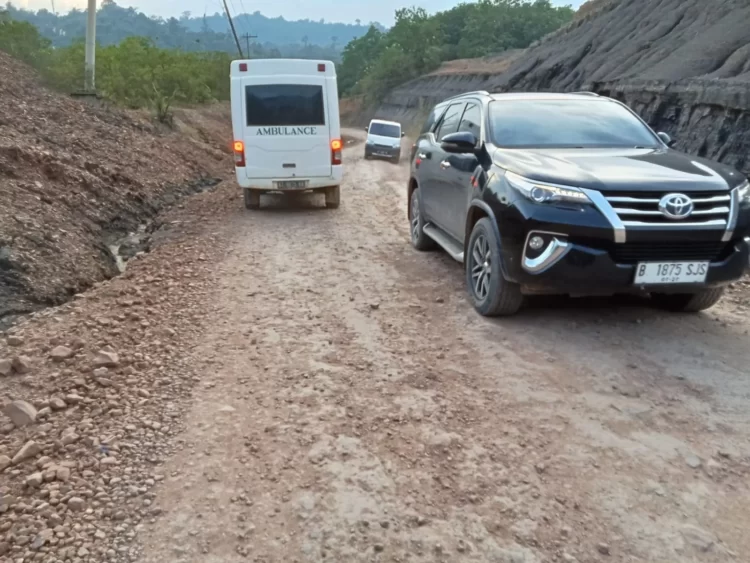 Sudah bertahun-tahun kerusakan di jalur Sangatta&ndash;Rantau Pulung belum ada perbaikan . Kabarnya, ada komitmen KPC kepada pemerintah untuk memperbaiki tapi hingga kini belum terlaksana.