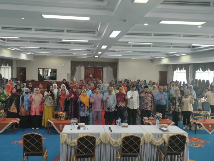 Asisten II Bidang Perekonomian dan Pembangunan Lukman bersama peserta Advokasi Penggerakan dan Pemberdayaan Masyarakat dalam Pencegahan Perkawinan Anak (Jelita/bontangpost.id)