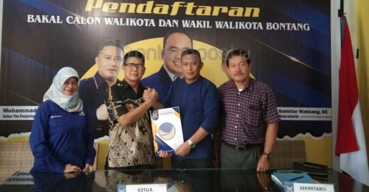 Neni Moerniaeni diwakili timnya mengambil formulir pendaftaran bacalon wali kota Bontang ke Nasdem