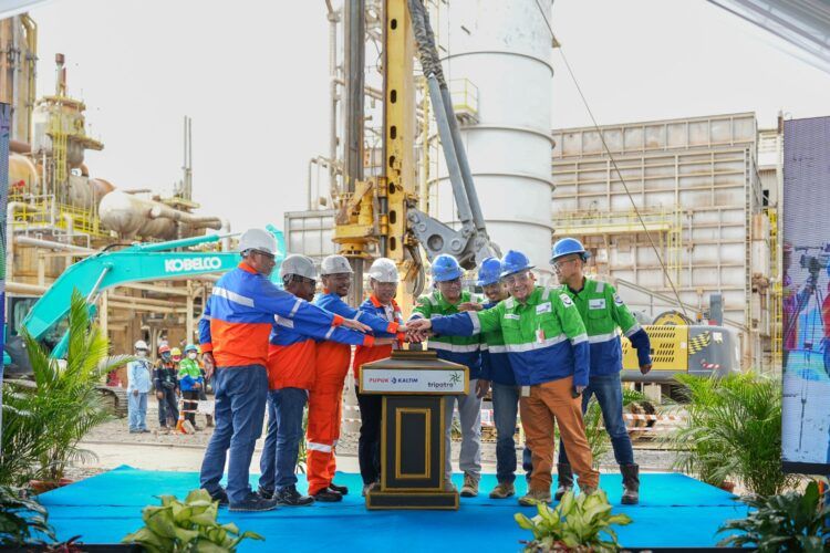 Pupuk Kaltim memulai proses pembaruan (revamping) pabrik tertuanya dengan melaksanakan pemasangan tiang pancang perdana (first piling) di Bontang