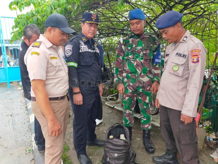 Satu tas berisi minuman keras ditemukan petugas gabungan di Pelabuhan Loktuan
