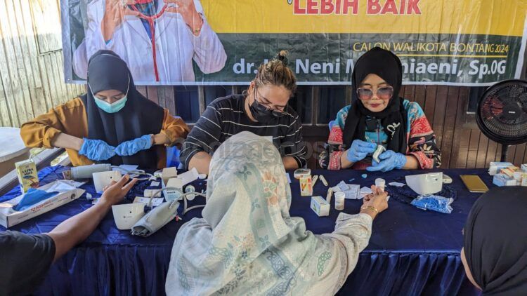 Neni Moerniaeni saat melakukan pemeriksaan kesehatan gratis di lingkungan RT 09, Kelurahan Guntung (Nasrullah/bontangpost.id)