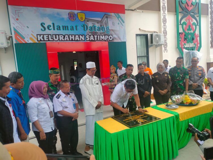 Wali Kota Bontang Basri Rase saat meresmikan Kantor Lurah Satimpo (Jelita/bontangpost.id)
