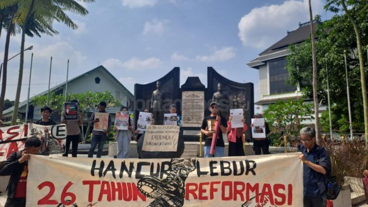 Sejumlah jurnalis, praktisi media komunitas, akademisi, dan elemen masyarakat sipil di Yogyakarta yang tergabung dalam Forum Penyelamat Media dan Demokrasi (FPMD), dengan tegas menolak rencana pengesahan Rancangan Undang-Undang (RUU) Penyiaran yang diinisiasi oleh Komisi I DPR RI periode 2019-2024.