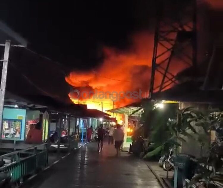 Kobaran api dengan cepat membesar dan menghanguskan permukiman atas laut Bontang Kuala