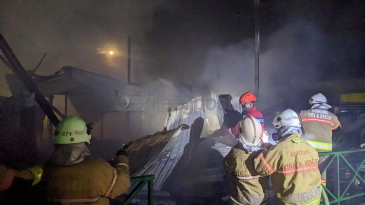 Seorang petugas Disdamkartan mengalami luka saat membantu memadamkan api di Bontang Kuala (Nasrullah/bontangpost.id)