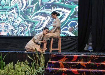 Tari Duduk Sorangan Antarkan Dua Siswi SMA Negeri 1 Bontang ke Lomba Nasional