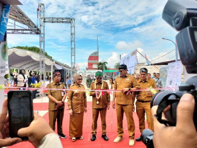 Asisten 1 Bidang Pemerintahan dan Kesejahteraan Rakyat Provinsi Kaltim Syirajudin (tengah) didampingi Wali Kota Bontang Basri Rase meresmikan PPI Tanjung Limau (Jelita/bontangpost.id)