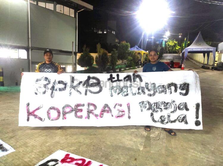 Pedagang Pasar Citra Mas Loktuan bentangkan spanduk bertuliskan protes dan keluhan yang ditujukan kepada Pemkot Bontang