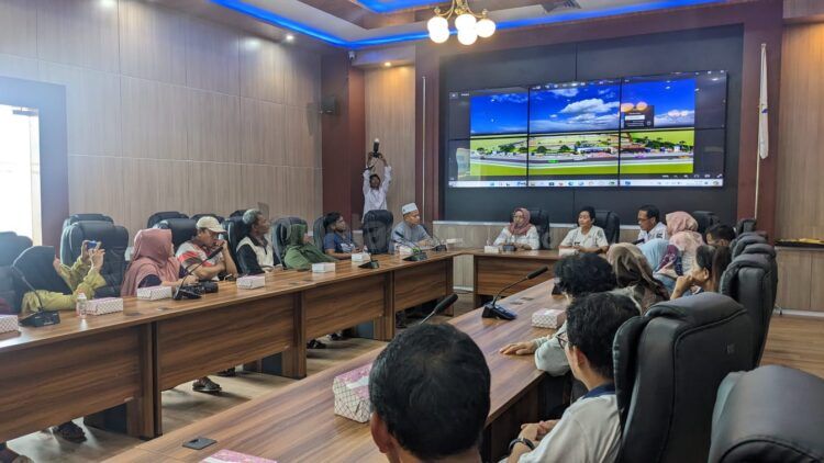 Pedagang Lang-Lang dan Dispopar Bontang menyepakati sejumlah poin perihal pembongkaran lapak (Nasrullah/bontangpost.id)