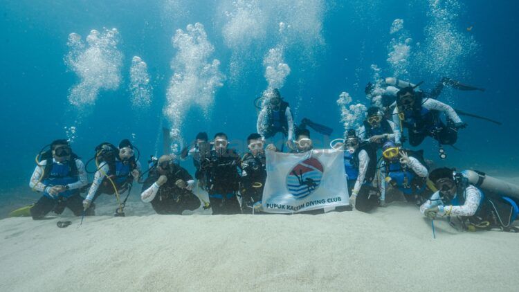 Pupuk Kaltim turunkan 134 unit media terumbu di perairan Coral Stock Centre Maratua, Kabupaten Berau