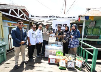 Badak LNG Menyalurkan Bantuan Sosial kepada Korban Kebakaran di Bontang Kuala
