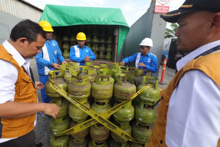 Petugas dari Kemendag mengungkap temuan tabung elpiji 3 kilogram tidak sesuai pelabelan dan kebenaran kuantitas di SPPBE di Jakarta Utara, Senin (27/5).