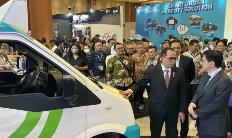 Menhub Budi Karya Sumadi (kiri), Ketua Umum Kadin Indonesia Arsjad Rasjid (kanan), mengunjungi stan pameran transportasi The 19th Intelligent Transport System (ITS) Asia Pacific Forum 2024.