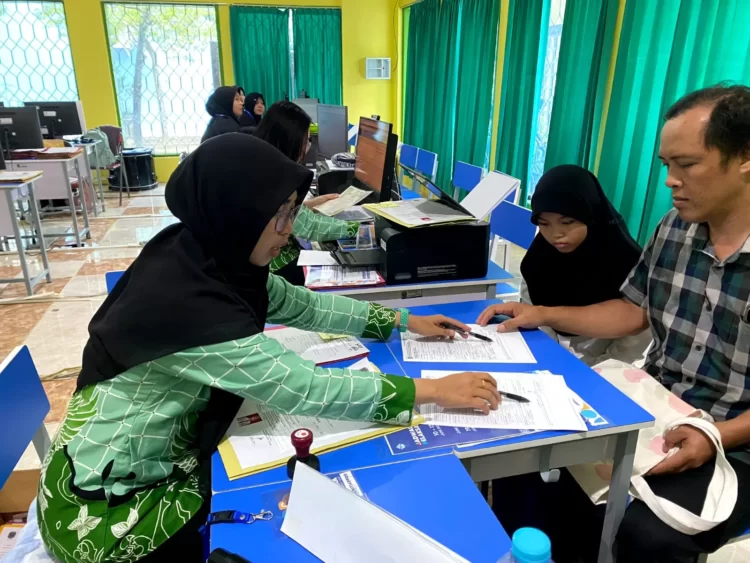 Panitia mengimbau untuk calon siswa baru segera daftar sebelum batas durasi seleksi yang terjadi di hari ini. (ADIEL KUNDHARA/KP)