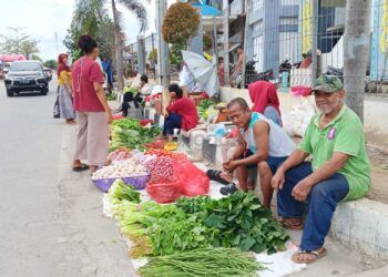 Pedagang Pasar Tamrin Berjualan di Pinggir Jalan KS Tubun, Minta Pemerintah Carikan Solusi