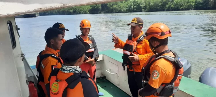 Tim Kantor Pencarian dan Pertolongan (SAR) Kelas A Balikpapan sebelum melakukan pencarian Muhlis, korban yang diduga diterkam buaya di sekitar Jembatan Pulau Balang, Kamis (27/6).