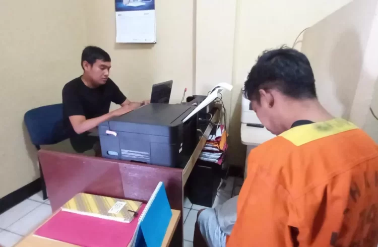 Tersangka diringkus polisi