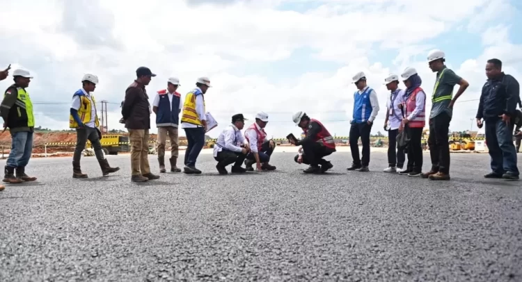 Menteri Perhubungan (Menhub) Budi Karya Sumadi kembali mengunjungi lokasi pembangunan Bandara IKN di Kecamatan Penajam, Penajam Paser Utara (PPU), Jumat (21/6).