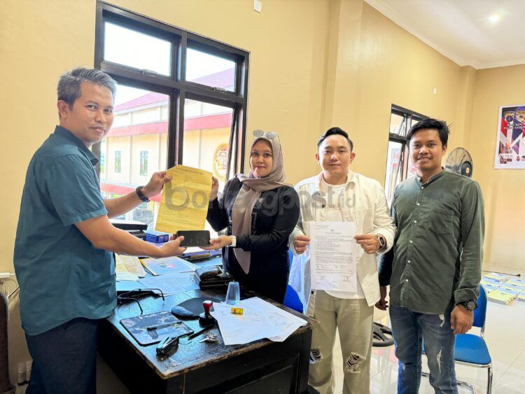 Korban investasi apderis menyerahkan barang bukti didampingi kuasa hukumnya