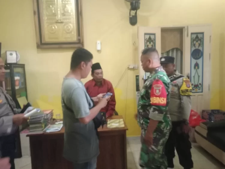 Babinsa dan Babinkamtibmas Sangatta di TKP untuk mengamankan oknum pimpinan ponpes dan korban. (Andika Putra Jaya/KP)