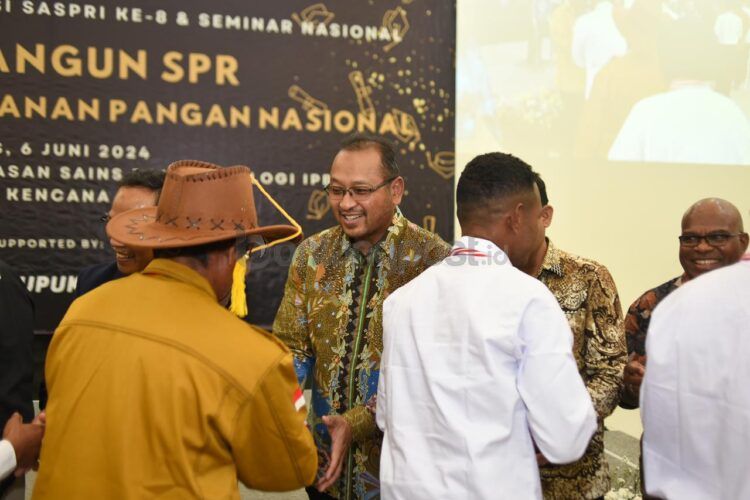 SVP Sekretaris Perusahaan Pupuk Kaltim, Teguh Ismartono, menyalami lulusan SPR Fakfak. (Korkom Pupuk Kaltim)