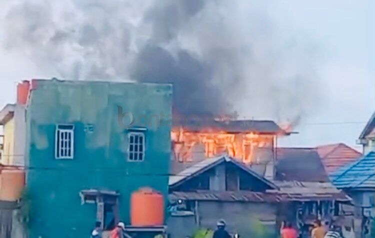 Sebuah rumah di Rawa Indah terbakar
