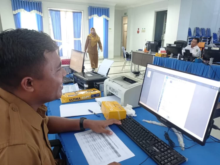 Operator sekolah di SMA 1 belum bisa buka akses untuk melakukan verifikasi berkas PPDB. (ADIEL KUNDHARA/KP)