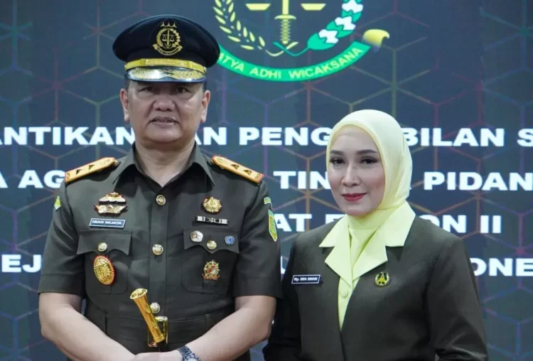 Imam Wijaya dan istri selepas pelantikan di Kejagung RI. Mantan Kabadiklat Kejagung RI itu kini menjabat sebagai kajati Kaltim. (Ist)
