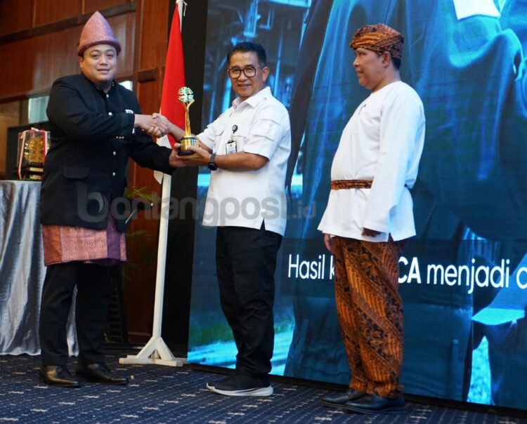 Penghargaan diserahkan Pj Gubernur Kalimantan Timur Akmal Malik kepada Manager Laboratory & Environment Control Badak LNG Ronggo Ahmad Wikanswasto.