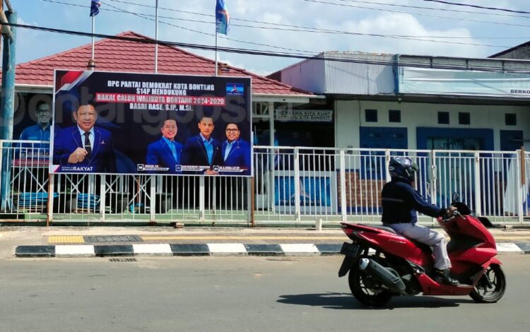 Baliho Basri Rase menggunakan jas Demokrat mulai terpasang (Jelita/bontangpost.id)