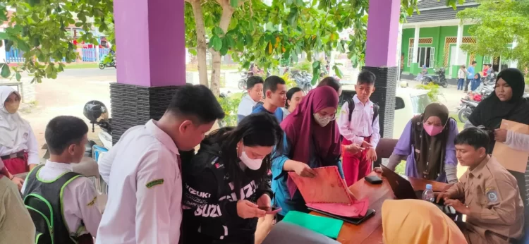 Orangtua mengantarkan putra-putrinya mendaftar di PPDB SMP mulai hari ini. (ADIEL KUNDHARA)