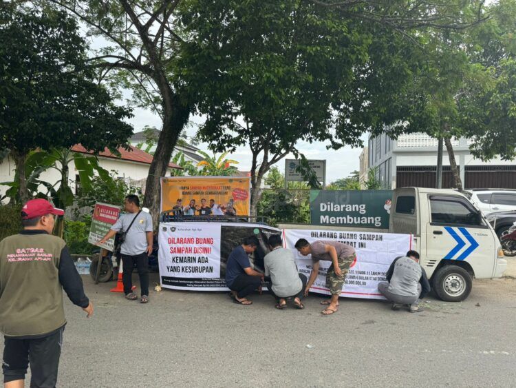 Tak hanya spanduk larangan membuang sampah sembarangan, pengawasan terhadap oknum yang membuang sampah sembarangan juga dilakukan lewat pemantauan CCTv