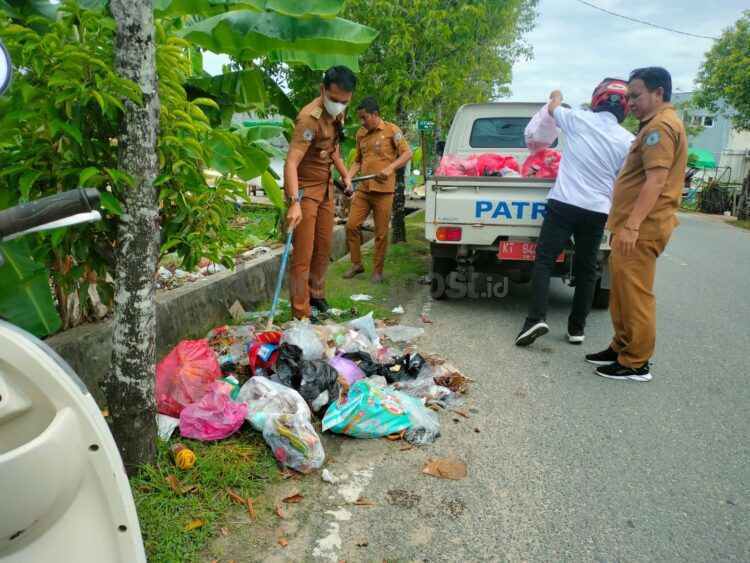 Tumpukan sampah di Jalan Pattimura diangkut pihak kelurahan Api-Api (Jelita/bontangpost.id)