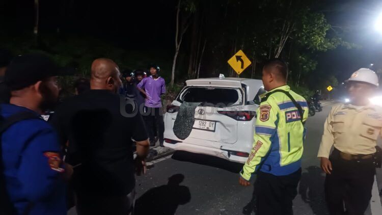 Pengendara sepeda motor menabrak mobil parkir di Jalan Cipto Mangunkusumo