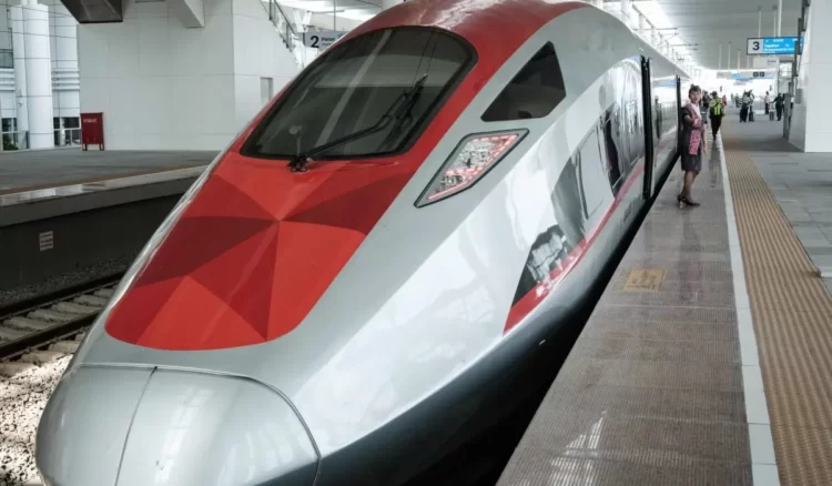 PT KCIC mencatat jumlah penumpang kereta cepat WHOOSH naik 30 persen bila dibandingkan dengan hari biasa.